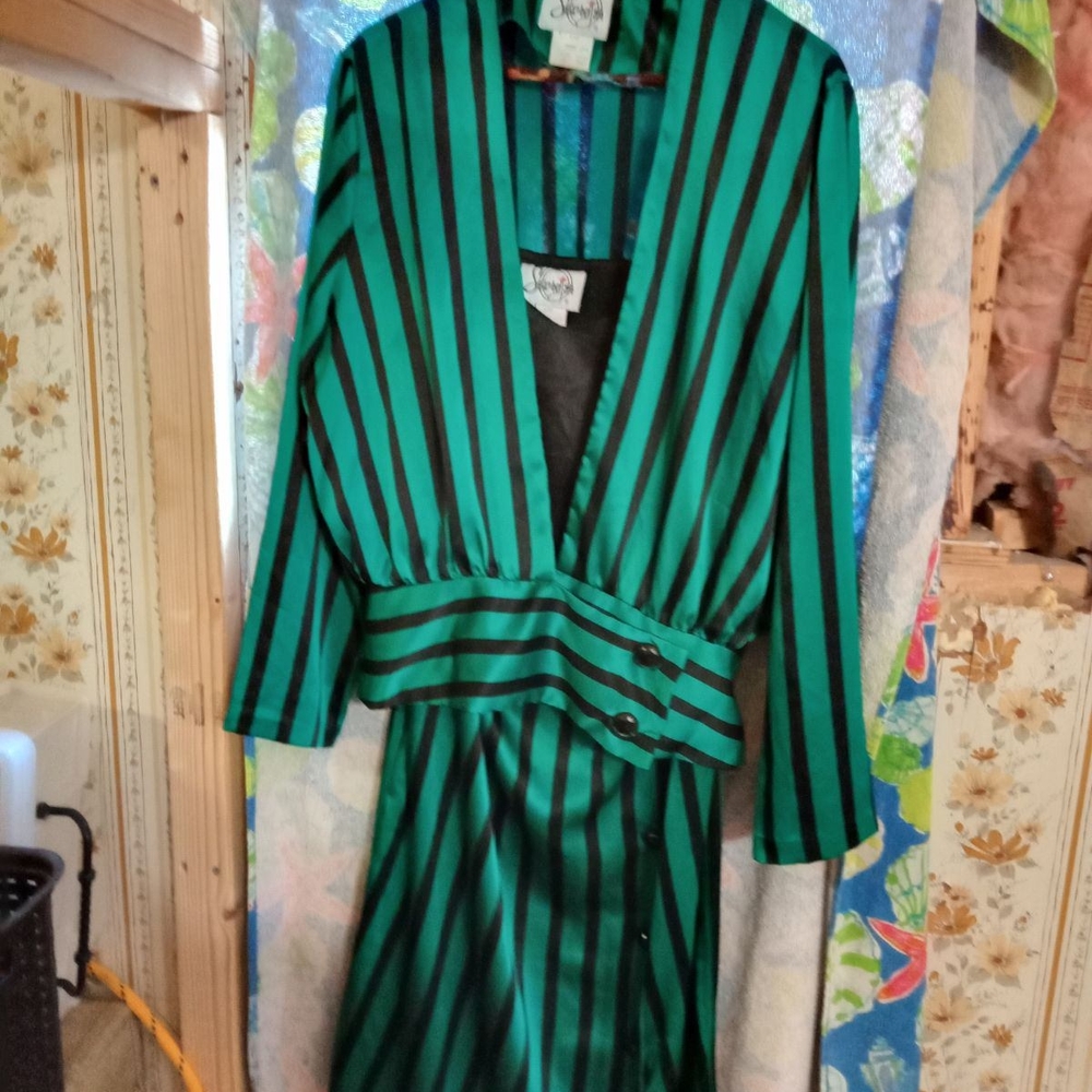Green Sheath Midi Dress with Bishop Sleeves